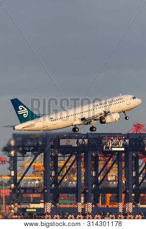 Sydney, Australia - October 7, 2013: Air New Zealand Airbus A320 Twin Engined Commercial Airliner Ta