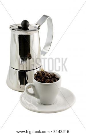 Mocca Maker e tazza di caffè isolata On White Background