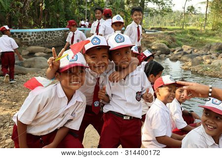 ‎‎batang,central Java/indonesia - 18 ‎september ‎2018 : A Group Of Elementary School Students Playin
