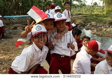 ‎‎batang,central Java/indonesia - 18 ‎september ‎2018 : A Group Of Elementary School Students Playin