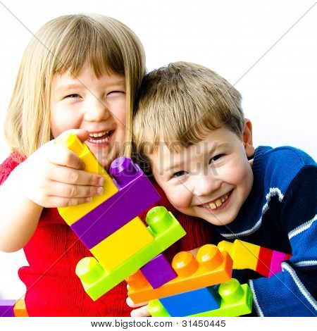 Duas crianças felizes jogar com blocos