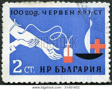 Bulgaria - Circa 1963: Dedicato al 100 ° anniversario della croce rossa, dimostra la trasfusione di sangue