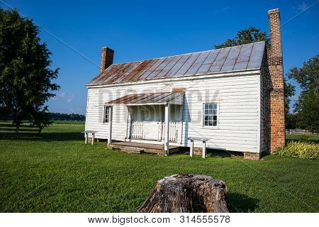 Surry, Virginia/usa - July 20, 2019: The Last Remaining Slave Cabin Circa 1830 Which Was Built At Ba