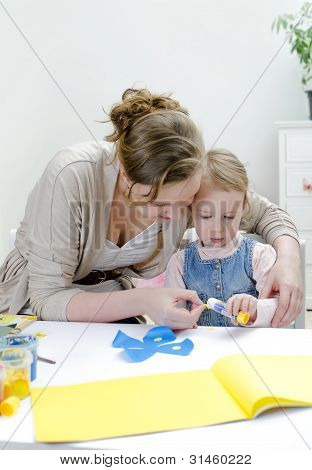 แกะสลัก แม่และลูกสาวที่ทำงานหัตถกรรม