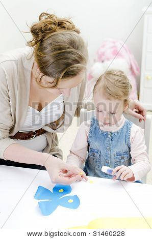 แกะสลัก แม่และลูกสาวที่ทำงานหัตถกรรม