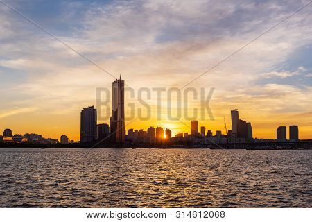 Sunset At Han River In Seoul City,south Korea.