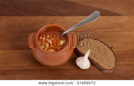 Soep In klei Pot met brood en knoflook