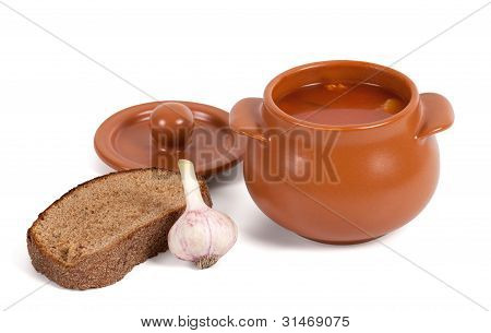 Soep In klei Pot met brood en knoflook