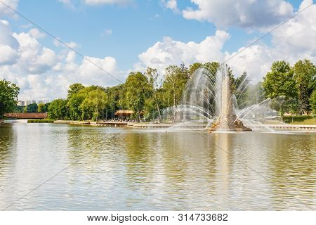 Moscow, Russia - July 22, 2019: View Of Golden Spike Fountain And Kamensky Pond In Vdnh Park In Mosc