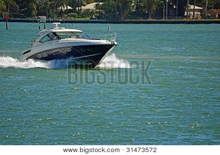 Elegante Cabin Cruiser