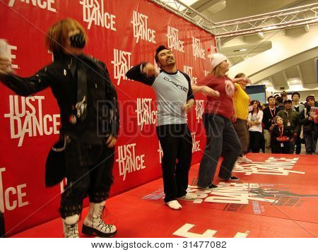 İnsan Just Dance Wii için Sahne Alanı'nda oynuyor.