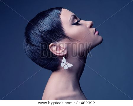 sinnliche Dame mit Ohrring Schmetterling