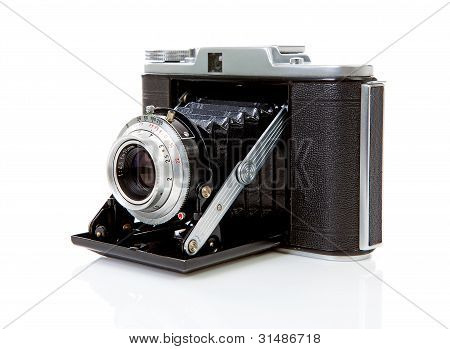 Macchina fotografica vecchio stile su bianco