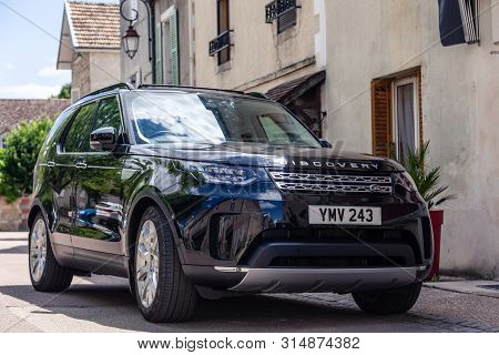 France Lyon 2019-06-20 Closeup Luxury Car Dark Blue Jeep Premium Land Rover Discovery With Eu Regist