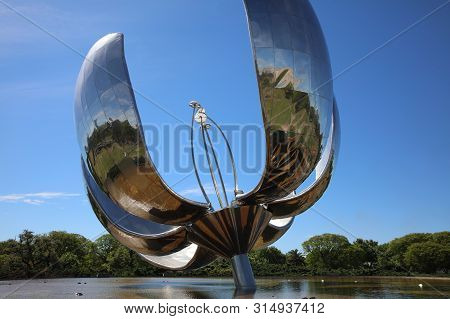 Buenos Aires, Argentina - November 4, 2018: Floralis Generica In Buenos Aires. Its A Metal Sculpture