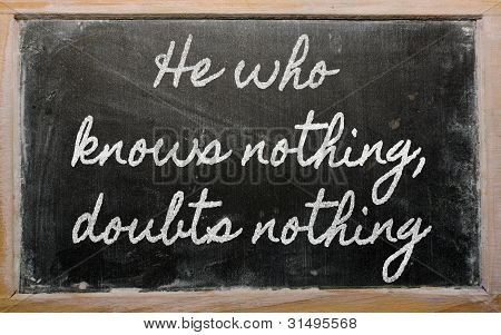 表現 - 何を知っている彼は何もない - 学校の黒板にチョークで書かれた疑問します。