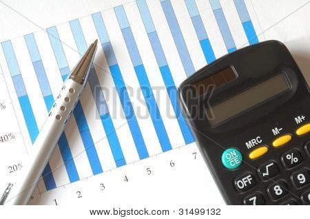 Diagramm mit Taschenrechner und Stift