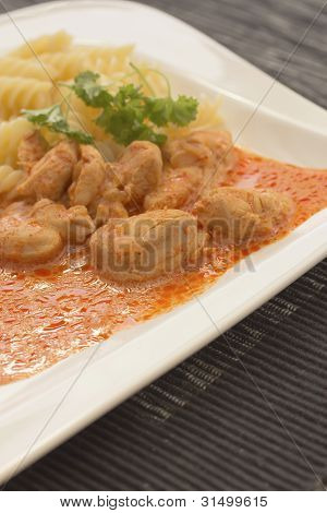 Hähnchenstücke mit Nudeln In Paprika-Sahne-Sauce