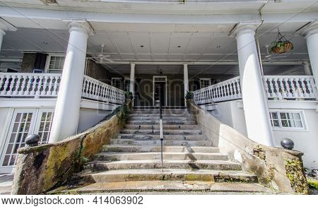 Charleston, South Carolina, Usa - February 22, 2021: Exterior Of The Drayton House Plantation Home O