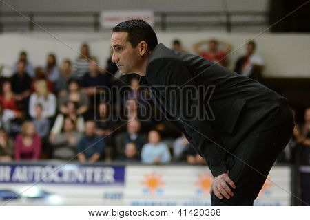 KAPOSVÁR, Węgry - 12 stycznia: Adam Fekete (trener Kaposvár) w akcji b węgierski Championship