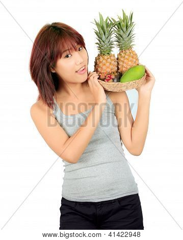 Donna asiatica giovane isolata con varietà di frutti orientali.