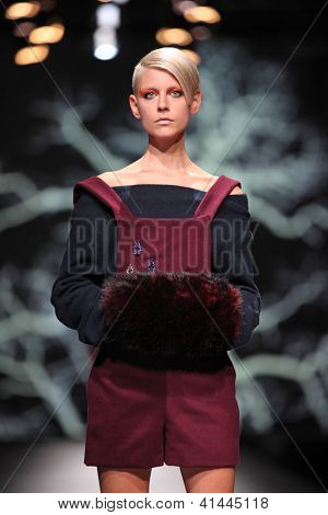 ซาเกร็บ โครเอเชีย - 18 ตุลาคม: แบบแฟชั่นเสื้อผ้าเสื้อผ้าทำ โดย Sonja Lamut 'Croaporter' fashio