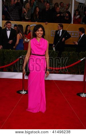 LOS ANGELES - 27 gennaio: Freida Pinto arriva dell'attore schermo 2013 Guild Awards presso il Santuario di Au