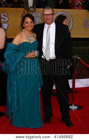 LOS ANGELES - JAN 27: Ed O'Neil arriveert op de 2013 acteur Guild Awards op de schrijn Audit