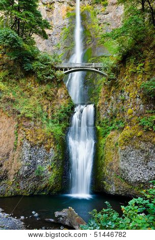 Multnomah Falls and bridge in the Columbia River Gorge, Oregon 