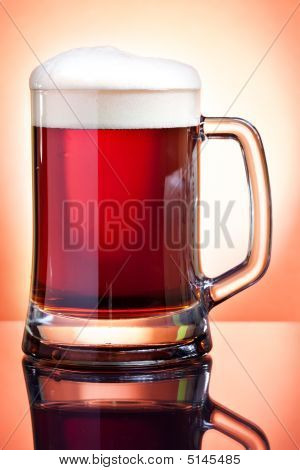 Vetro con birra scura