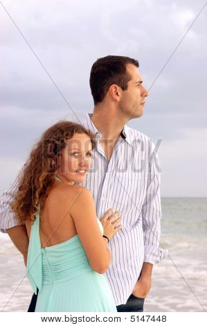 Attraktiv par på Ocean han kigger på havet hun ser på fremviseren