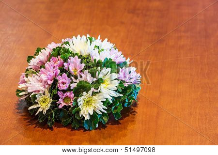 Blumengesteck auf Tisch