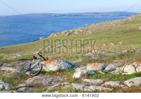 Vélo sur le littoral rocailleux de Summer