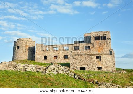 Vue sur la montagne l'été avec Observatoire ruines en haut de la montagne