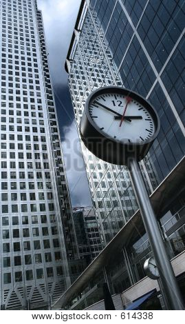 Architettura moderna e costruzioni di ufficio sono nella parte posteriore che un c'è A via orologio nella Foregroun