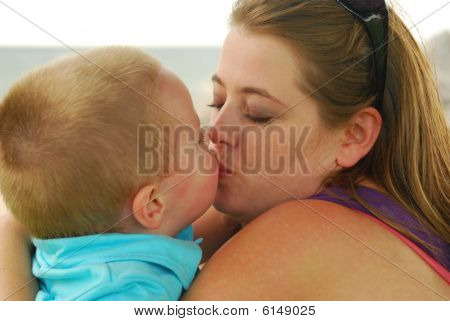 แม่และลูกชายจูบ