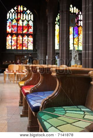 Vides bancs colorés de l'église