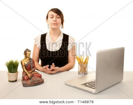 Meditál rá íróasztala nő