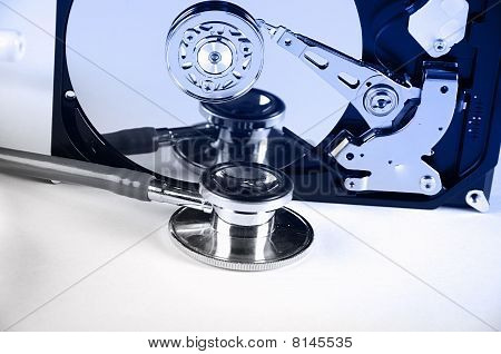 Computer harddisk og et stetoskop.