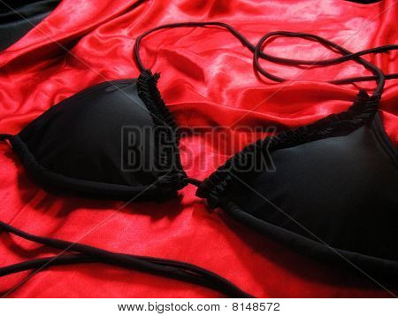 Sort Bikini på rød Satin