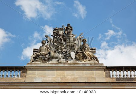 Statue på historiske Biulding i Berlin