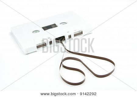 En hvid kassette på hvid baggrund