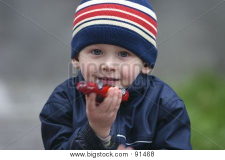 Ragazzo con un modello di auto preferito