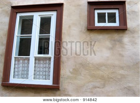 Opotřebované zeď s okny