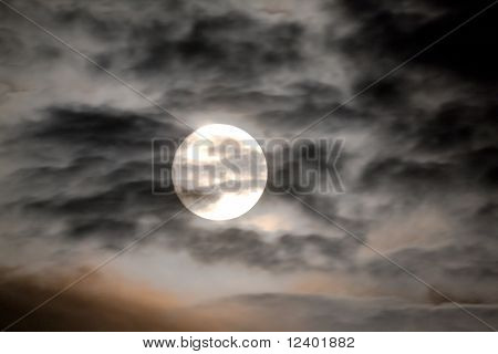 luna piena nel cielo