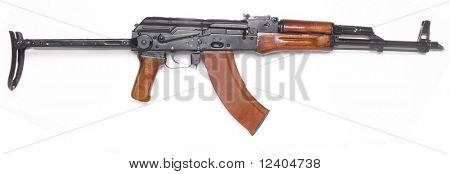 Dobře známé tradiční AK-47 Kalašnikov útočná puška.