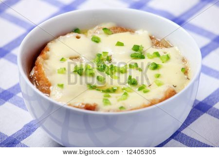 Løgsuppe på bordet