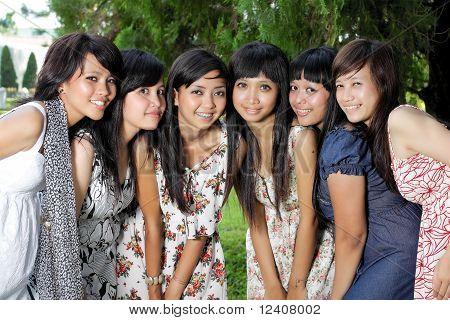 Najlepsi przyjaciele Asian girl razem uśmiechający się