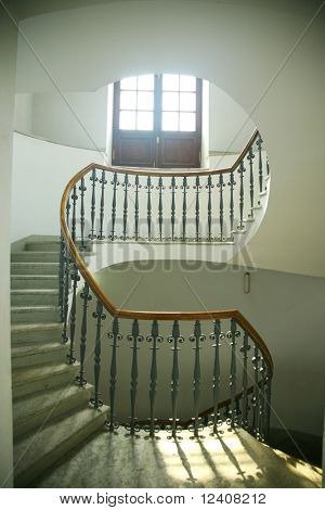Rotonda classica scala in un interno di un tempio