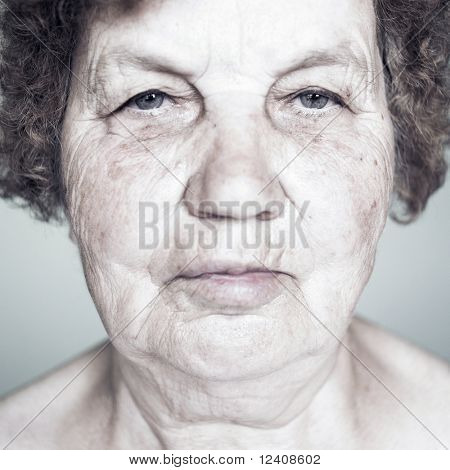 Gentile signora senior ritratto su sfondo bianco